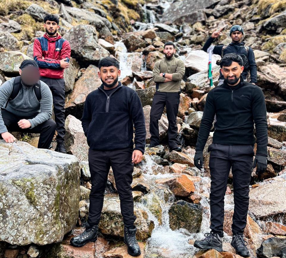 Pendant le jeûne, des amis musulmans gravissent la plus haute montagne du Royaume-Uni pour une œuvre caritative