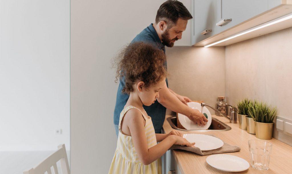 Les hommes peuvent adorer Dieu en lavant la vaisselle Les hommes peuvent adorer Dieu en lavant la vaisselle