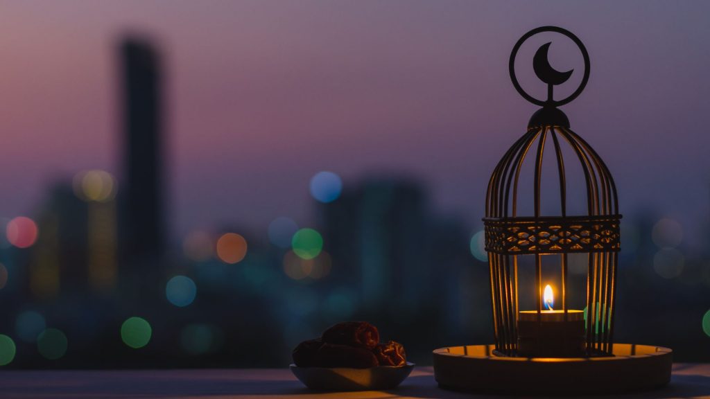 Jeune femme musulmane priant dans la mosquée avec le Coran. Jeune femme musulmane priant dans la mosquée avec le Coran.