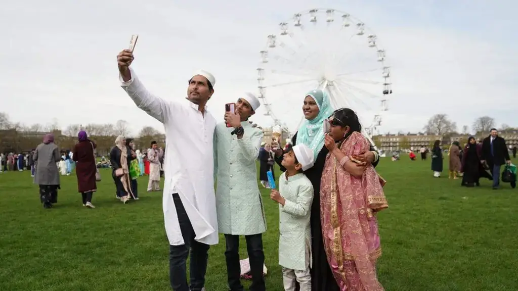 Une famille prend un selfie à Cambridge, au Royaume-Uni.