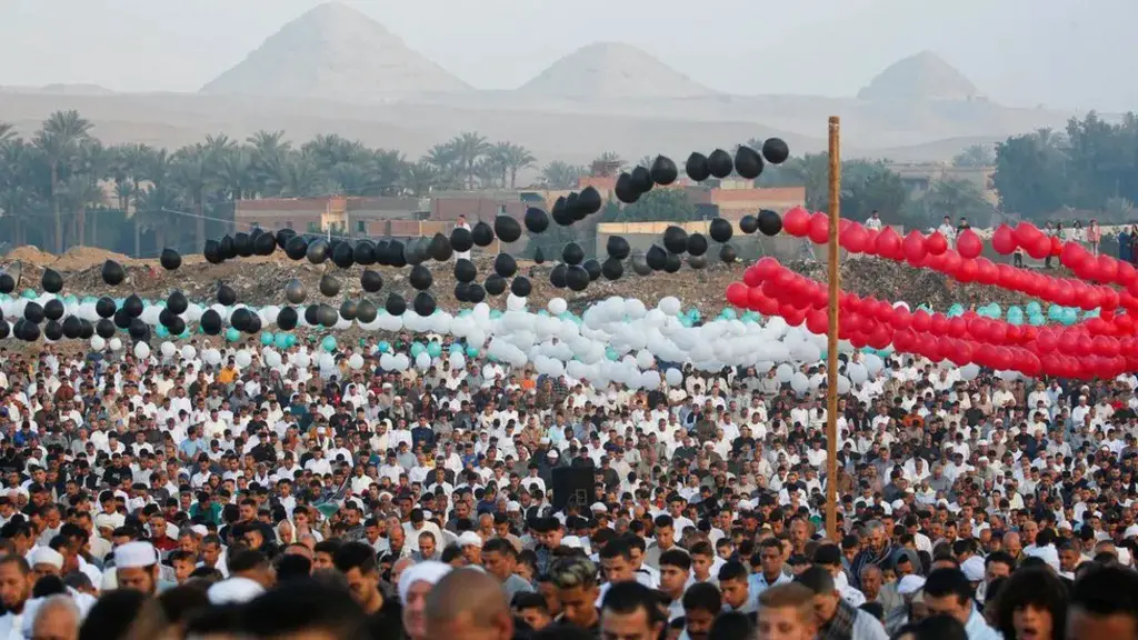 En Égypte, les gens se sont rassemblés sous des ballons aux couleurs du drapeau palestinien pour montrer leur soutien aux compatriotes musulmans pris dans la guerre à Gaza.