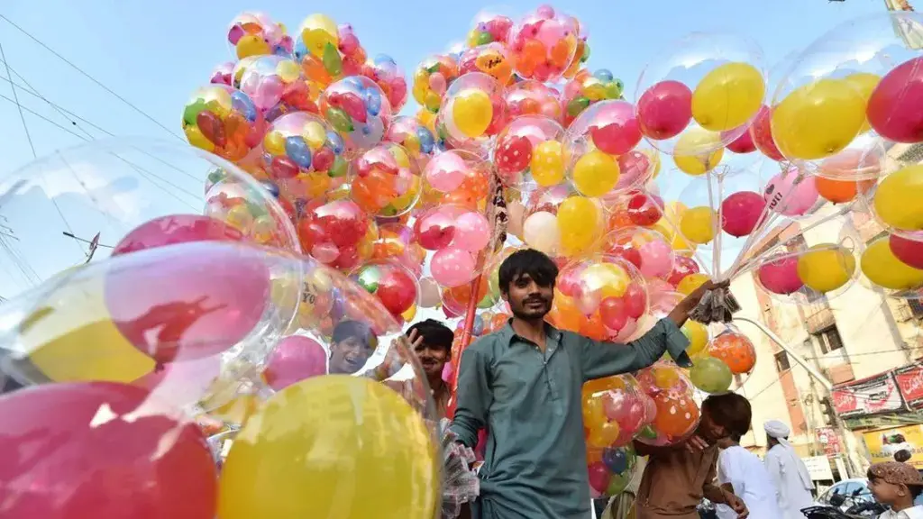 Un homme vend des ballons lors de célébrations à Karachi, au Pakistan.