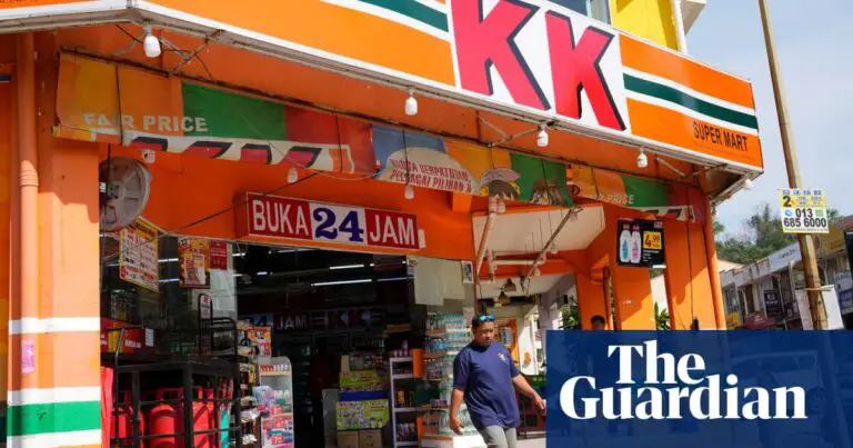 Chaîne de magasins malaisienne qui vendait des « chaussettes Allah » ciblée par des cocktails Molotov |  Malaisie