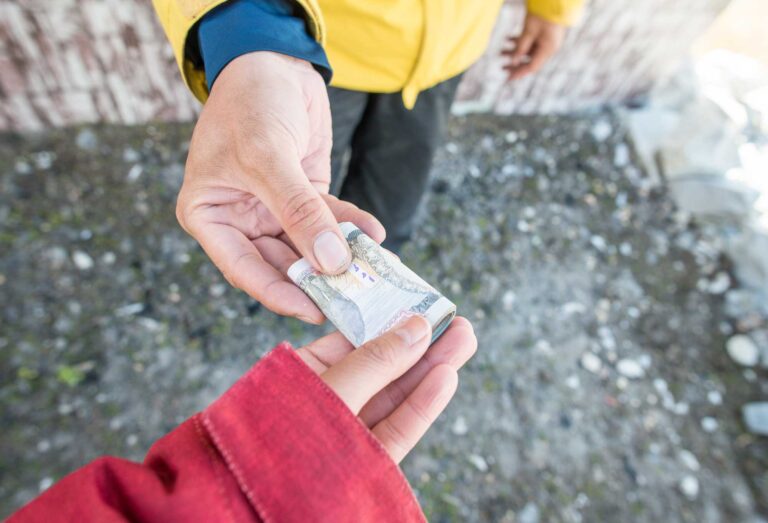 À qui la Zakat est-elle donnée ?  Ces 2 sont les plus importants