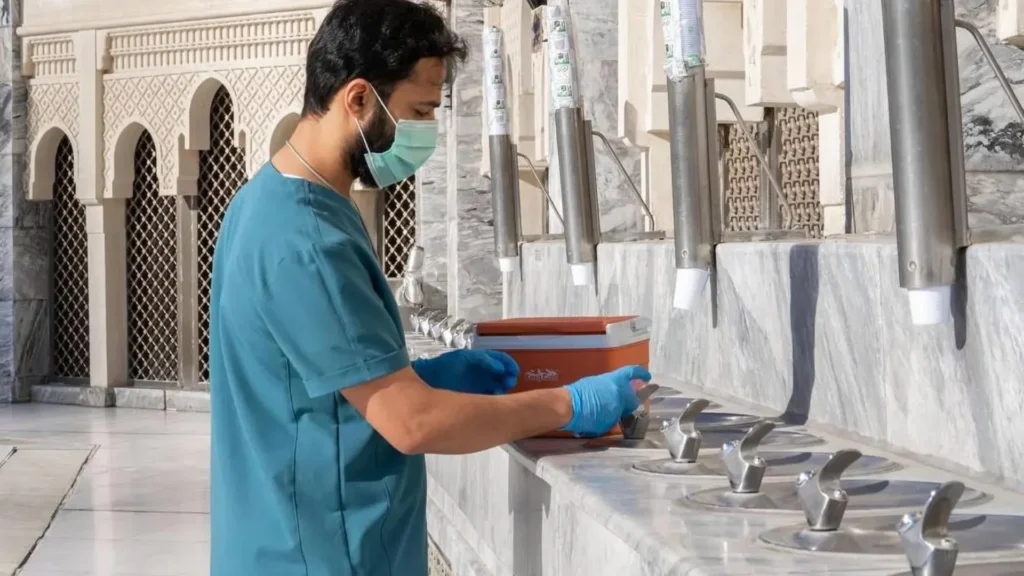 Collecte et tests quotidiens d'échantillons par l'autorité de la Grande Mosquée pour garantir la sécurité sanitaire
