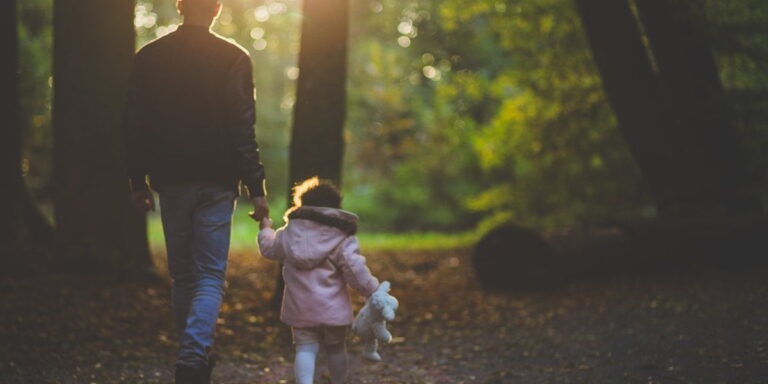 Comment les gens réagissent face aux couples qui n'ont que des filles