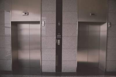 Est-il autorisé d'être seul avec des non-Mahrams dans l'ascenseur ?

