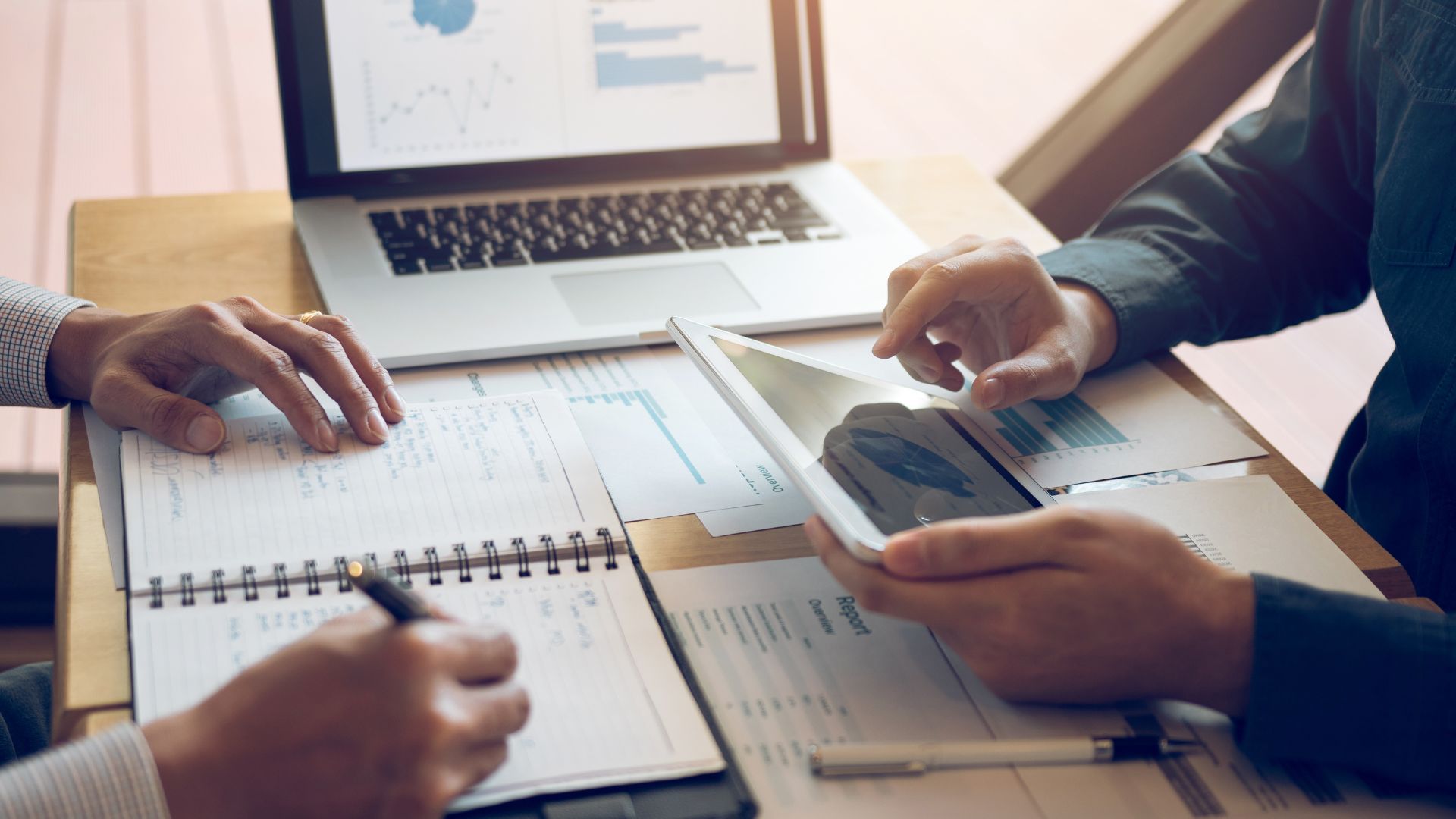 Le mari aime faire l'éloge de son collègue ;  Ça fait mal