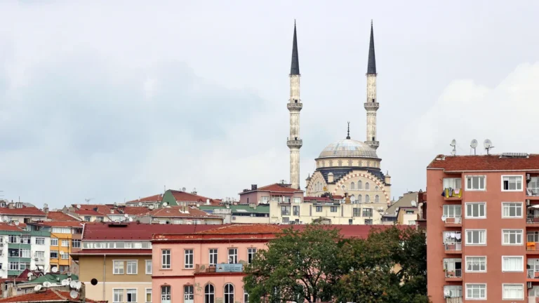Le minaret de la mosquée Bademlik s'effondre à cause de vents violents