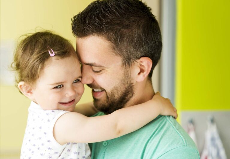 Un père peut-il embrasser sa fille sur les lèvres en Islam ?