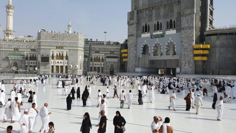 Une personne a sauté de l'étage supérieur de la mosquée Masjid al-Haram
