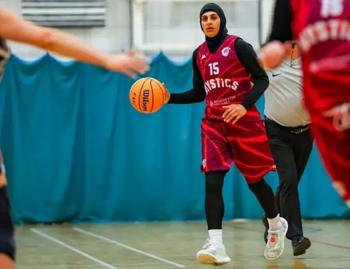 Briser les barrières : Rehana Khalil joue pour l'équipe de basket-ball de Grande-Bretagne avec le hijab et le talent