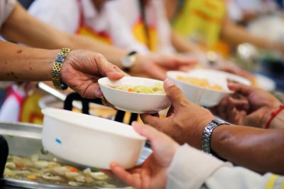 10 versets et hadiths sur la solidarité sociale et la lutte contre la faim