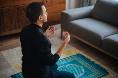 À la croisée des chemins ?  Découvrez pourquoi la prière d'Istikharah est importante pour vous