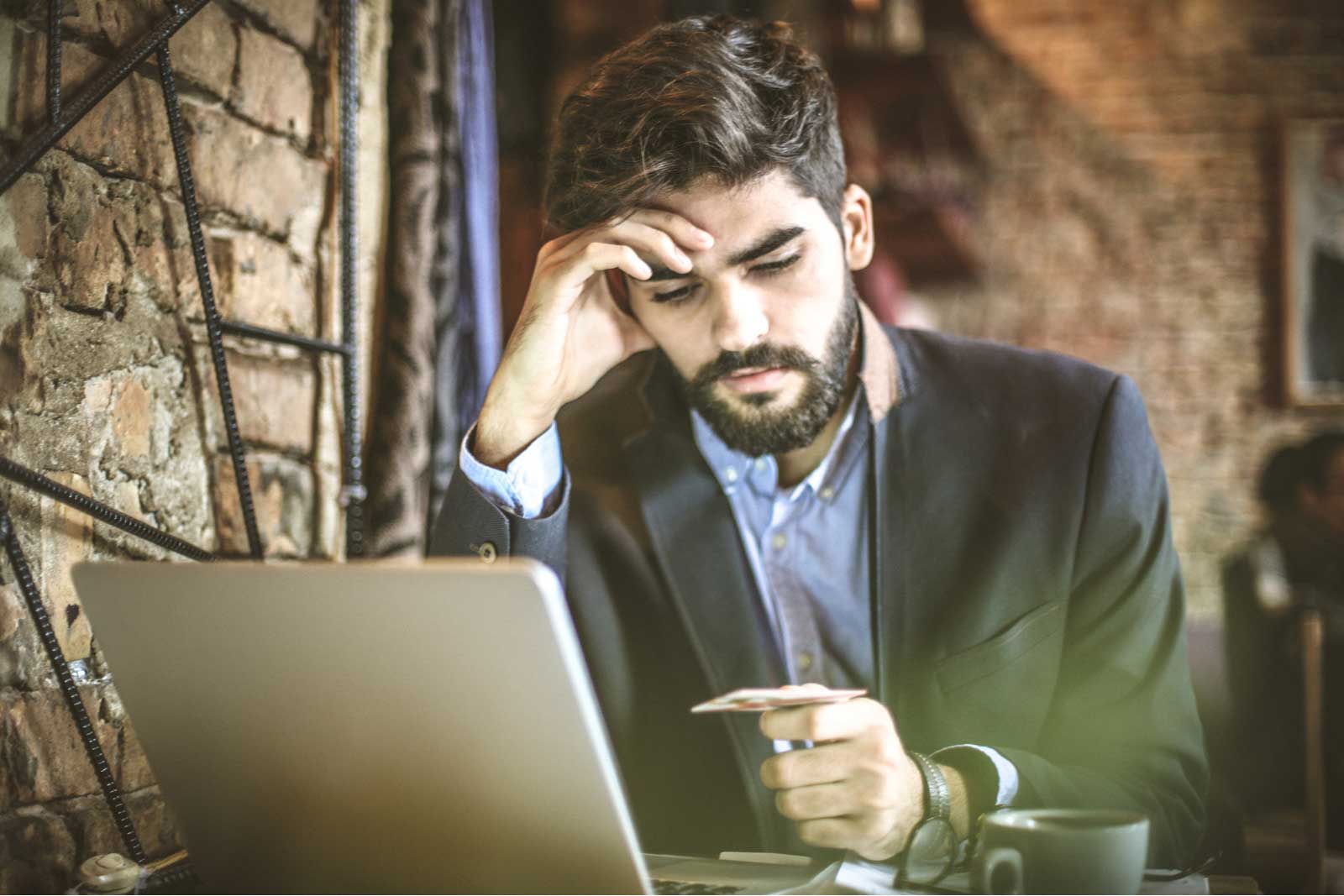 Le mari dépense trop d'argent pour ses parents