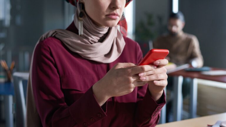 Ma femme parle à un autre homme… S'il vous plaît, conseillez-le !