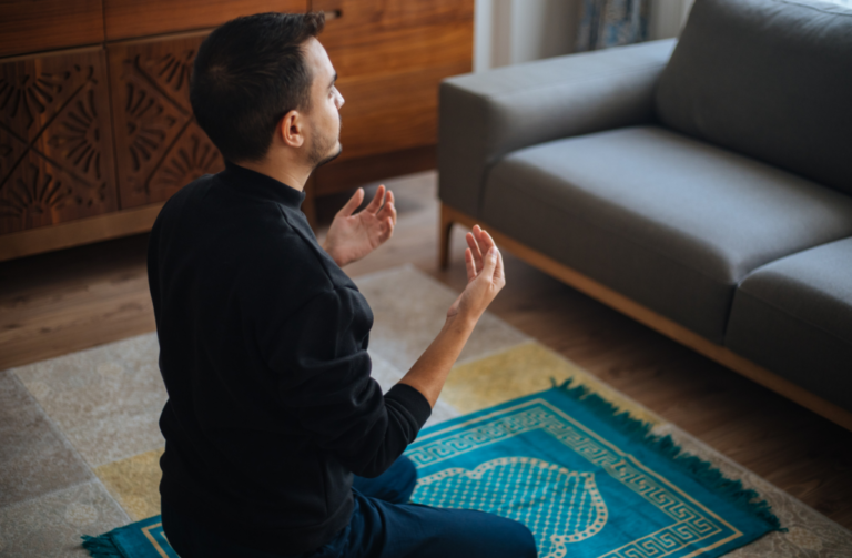 À la croisée des chemins ?  Découvrez pourquoi la prière d'Istikharah est importante pour vous