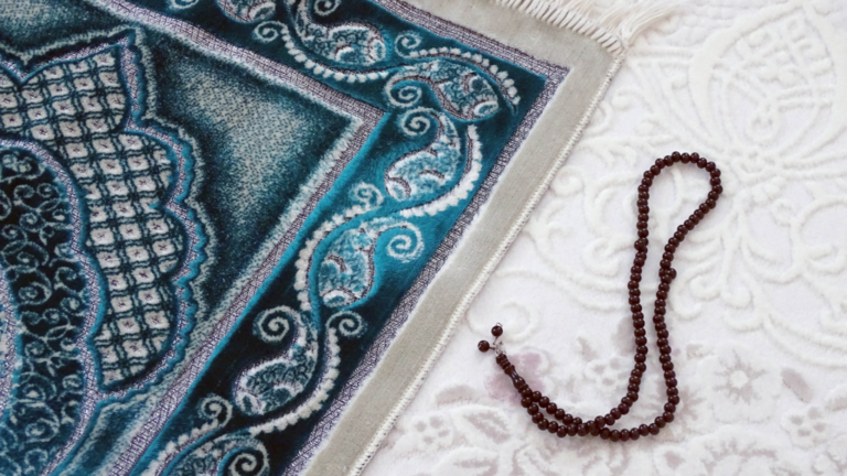 Dois-je faire l'Adhan lorsque je prie seul ?