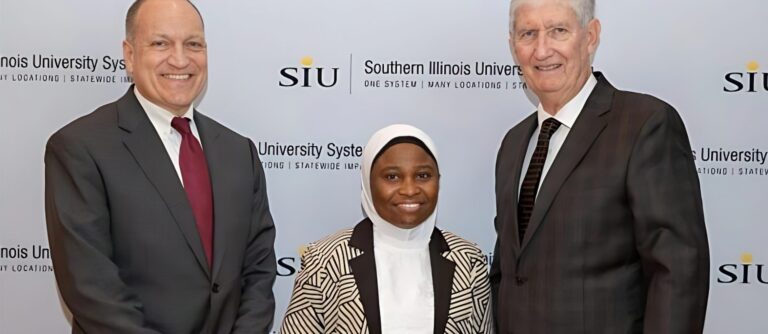 Université américaine.  Honore un étudiant musulman nigérian pour son impact considérable sur le campus et la communauté