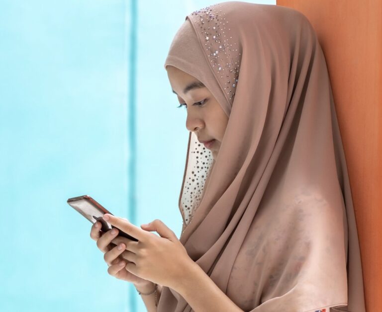 « Aux prises avec ses sentiments : le parcours d'une adolescente entre foi et attirance »