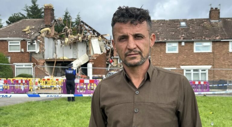 Ce musulman salué comme un héros pour avoir sauvé un homme d'une maison explosée