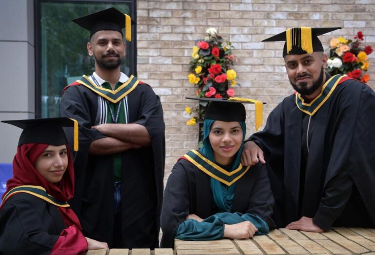 De l'Université de Bolton avec First-Class : quatre frères et sœurs célèbrent une remise de diplôme colorée

