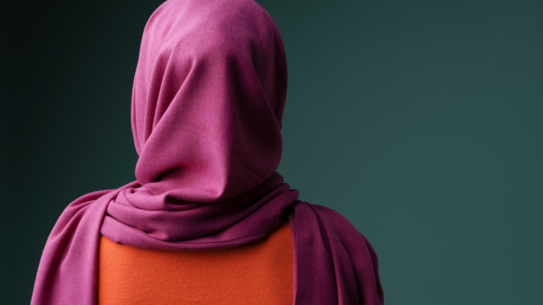 Les femmes non musulmanes peuvent-elles voir des femmes musulmanes sans hijab ?