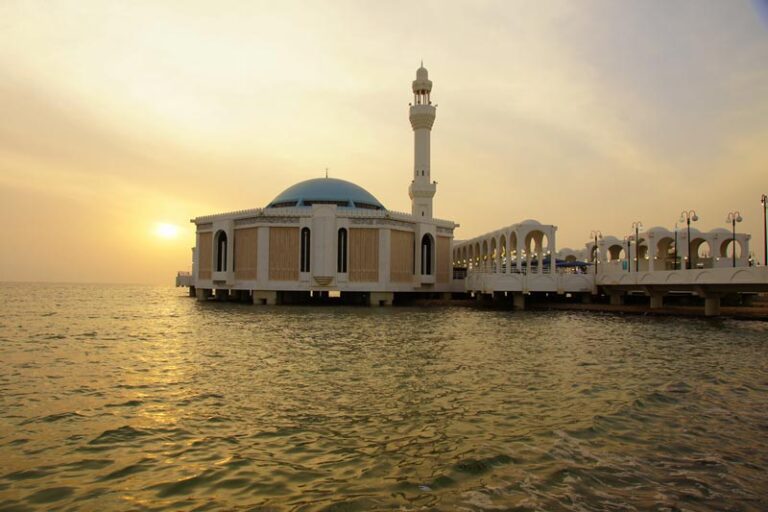 13 belles mosquées entourées d'eau