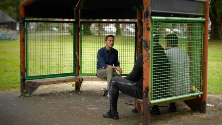 Ces hommes promettent de protéger les mosquées britanniques pendant les émeutes