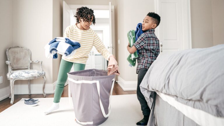 Les petites mains autour de la maison