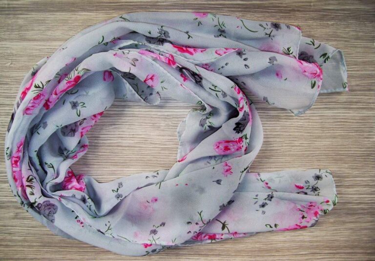 Dois-je porter le hijab lorsque je lis ou écoute le Coran ?