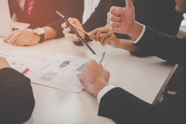 Est-ce un péché pour moi d’assister à des réunions d’affaires non musulmanes ?