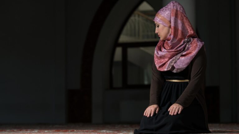 Est-il haram de se maquiller pendant la prière ?