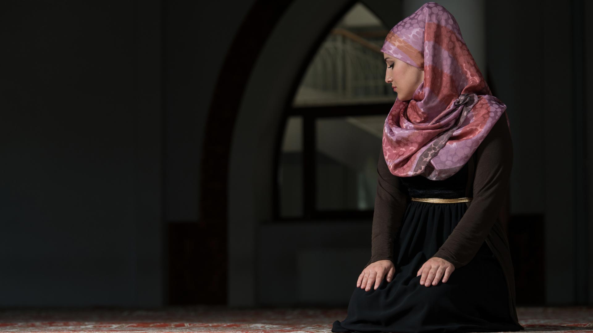 Est-il haram de se maquiller pendant la prière ?