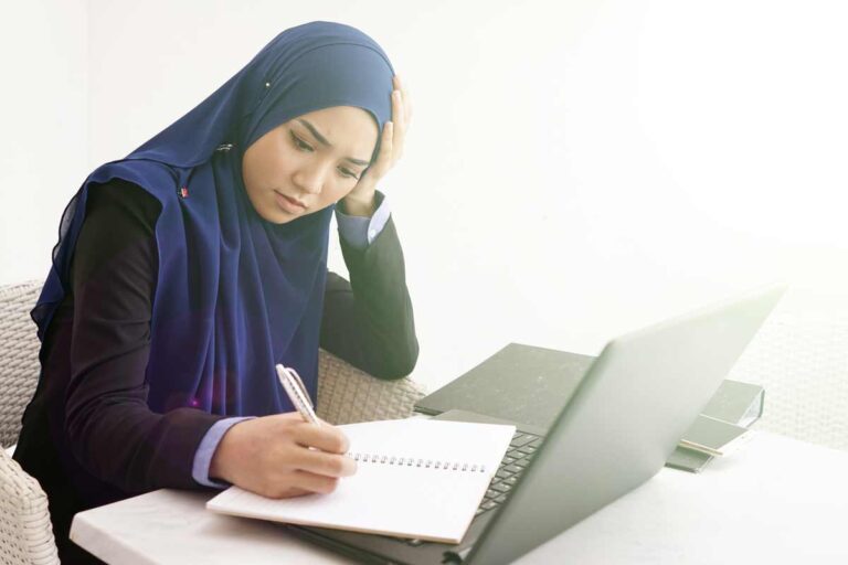 Je n'arrive pas à trouver du travail en portant le hijab ; ma foi s'affaiblit