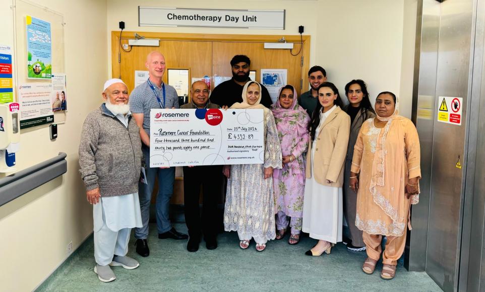 Les associations caritatives musulmanes de Preston font don d'une chaise de traitement à l'unité de cancérologie