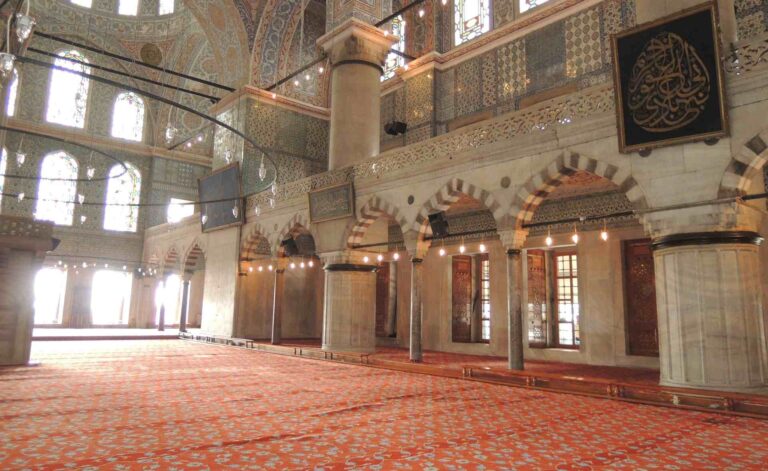 Les hommes et les femmes peuvent-ils prier dans la même pièce ?