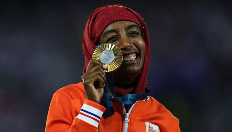 Une athlète olympique néerlandaise reçoit des félicitations pour avoir enfilé le hijab et remporté la médaille d'or