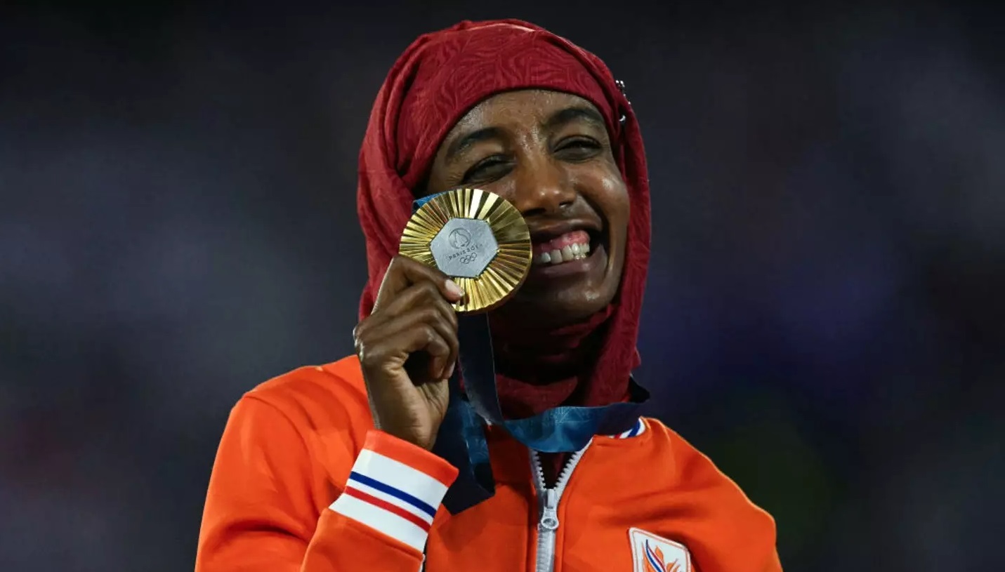 Une athlète olympique néerlandaise reçoit des félicitations pour avoir enfilé le hijab et remporté la médaille d'or