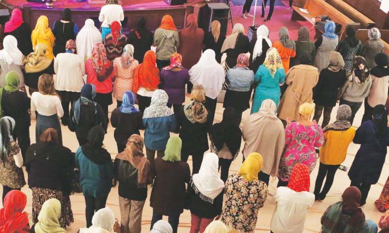 Une femme est passée devant notre rangée pendant la prière en congrégation : la prière est-elle valide ?