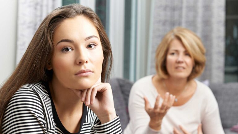 J'ai 25 ans et pourtant mes parents me traitent comme un enfant