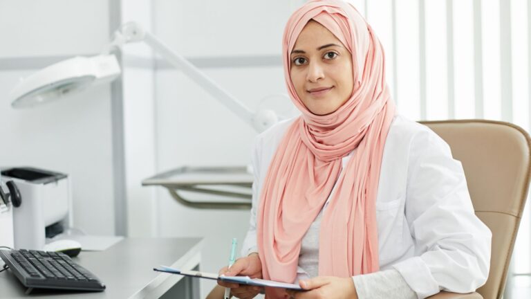 Je veux commencer à porter le hijab ; S'il vous plaît, guidez-moi!