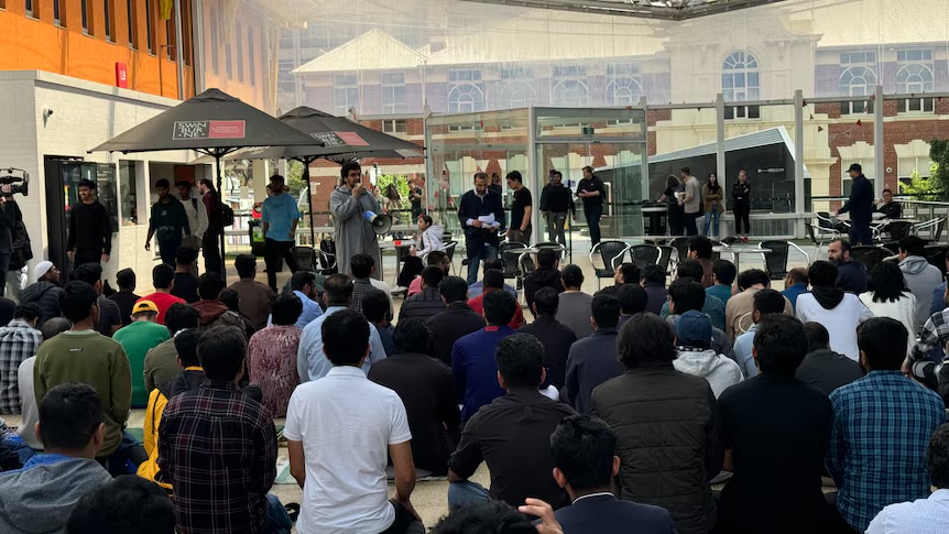 Les étudiants musulmans protestent contre la fermeture de la salle de prière le vendredi