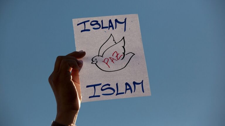 Si l’Islam enseigne la paix, pourquoi y a-t-il des musulmans radicaux ?