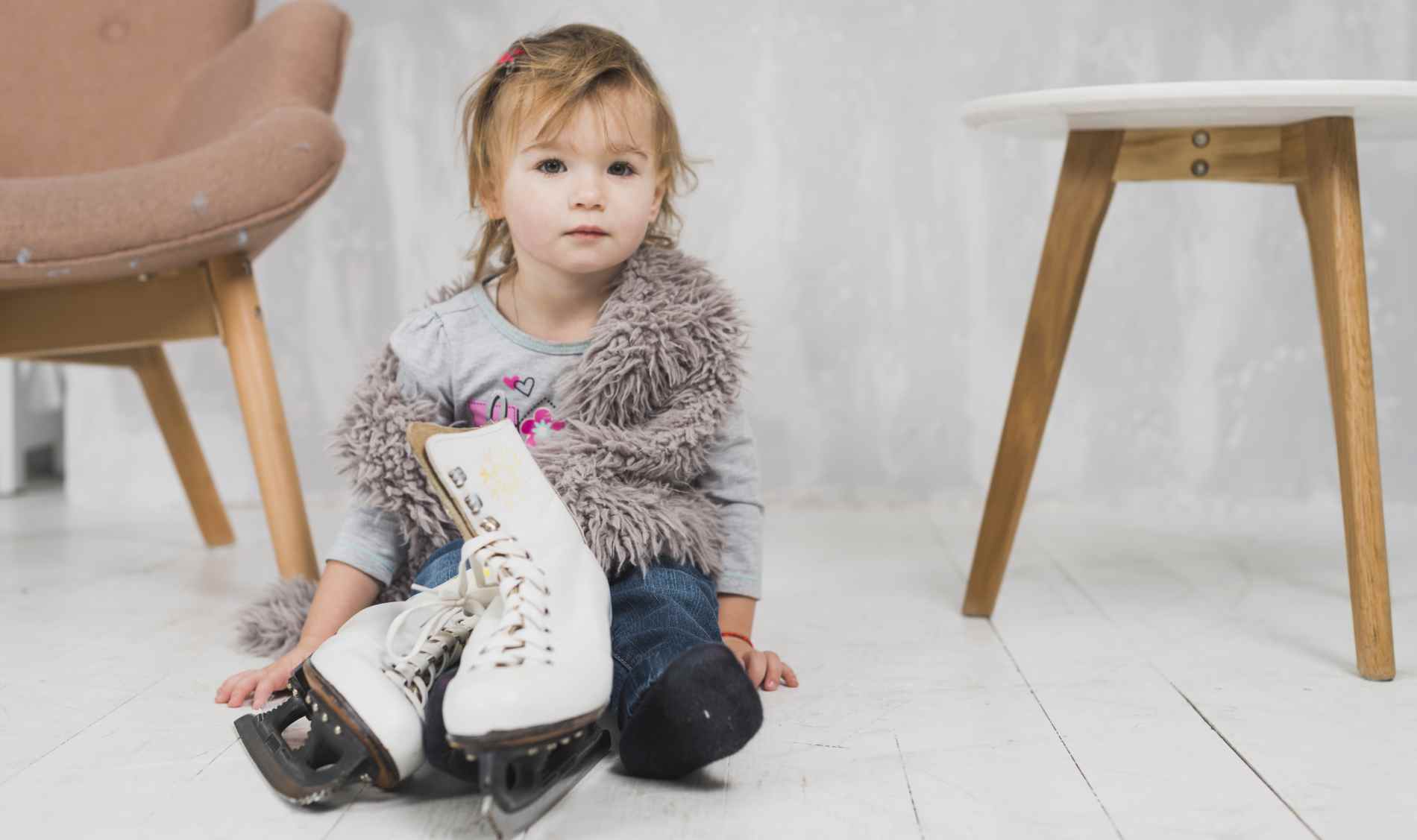 Petite fille avec des patins à glace Petite fille avec des patins à glace
