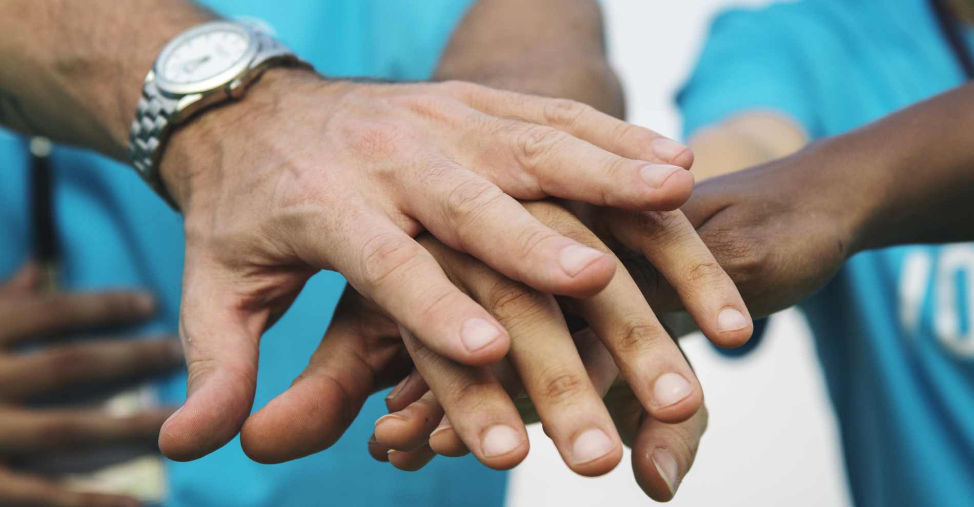 Équipe de bénévoles empilant les mains Équipe de bénévoles empilant les mains