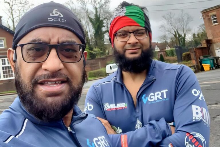 Les coureurs d'Oldham terminent un défi d'un an pour l'aide à Gaza