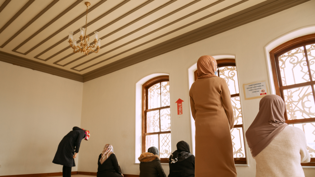 Est-il permis d’élever la voix dans la mosquée ? Lignes directrices clés