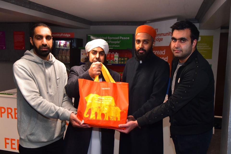 Un nouveau réfrigérateur communautaire ouvert à la mosquée de Bradford pour soutenir les nécessiteux