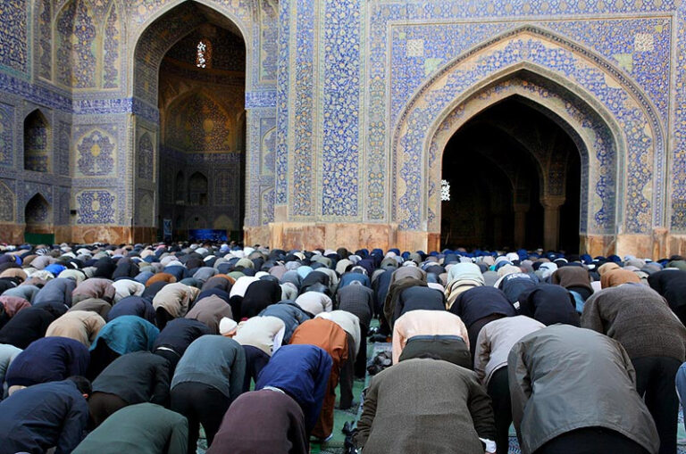 Comment prier correctement derrière un imam en Islam